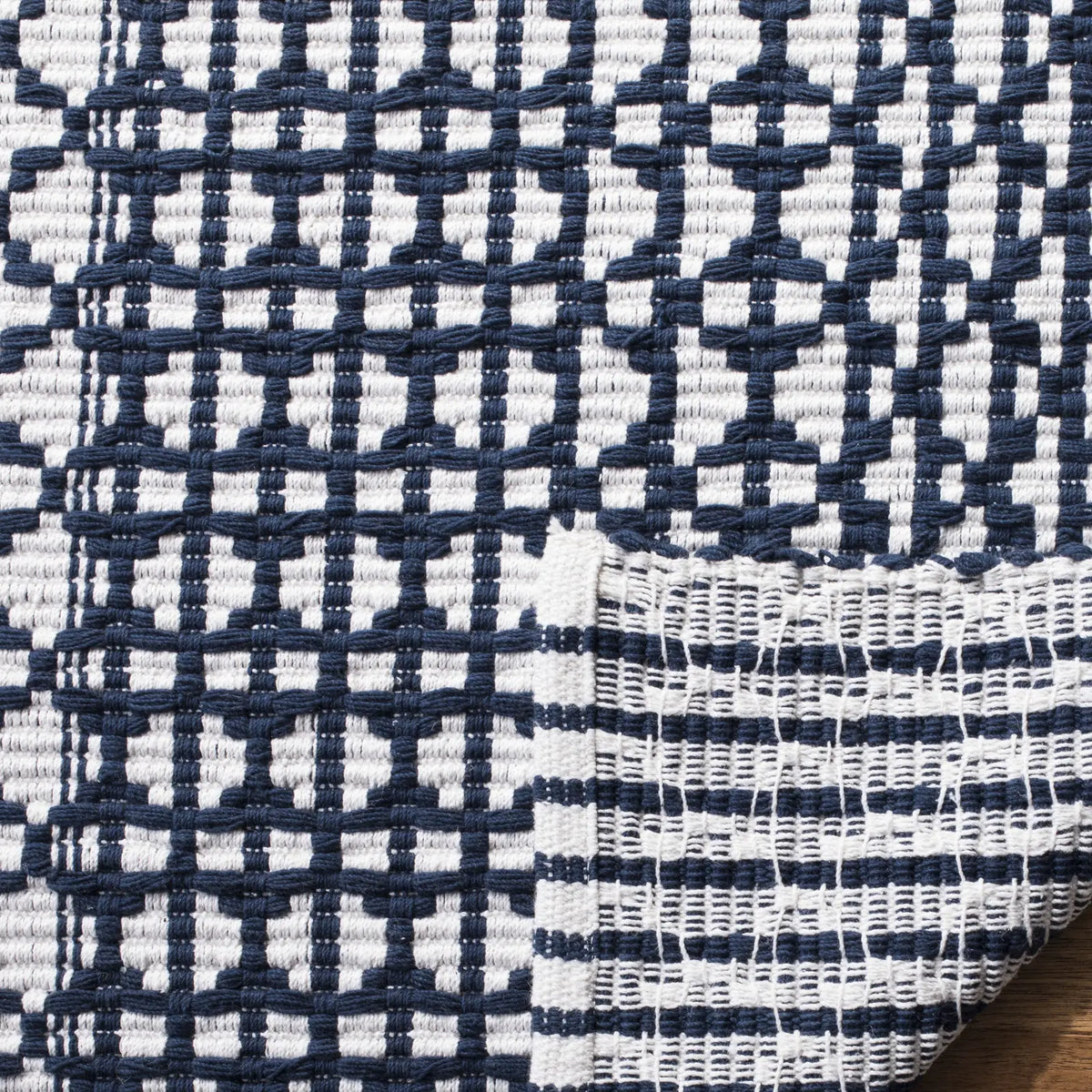 Safavieh Montauk 5'-0" x 8'-0" Rug in Navy / Ivory