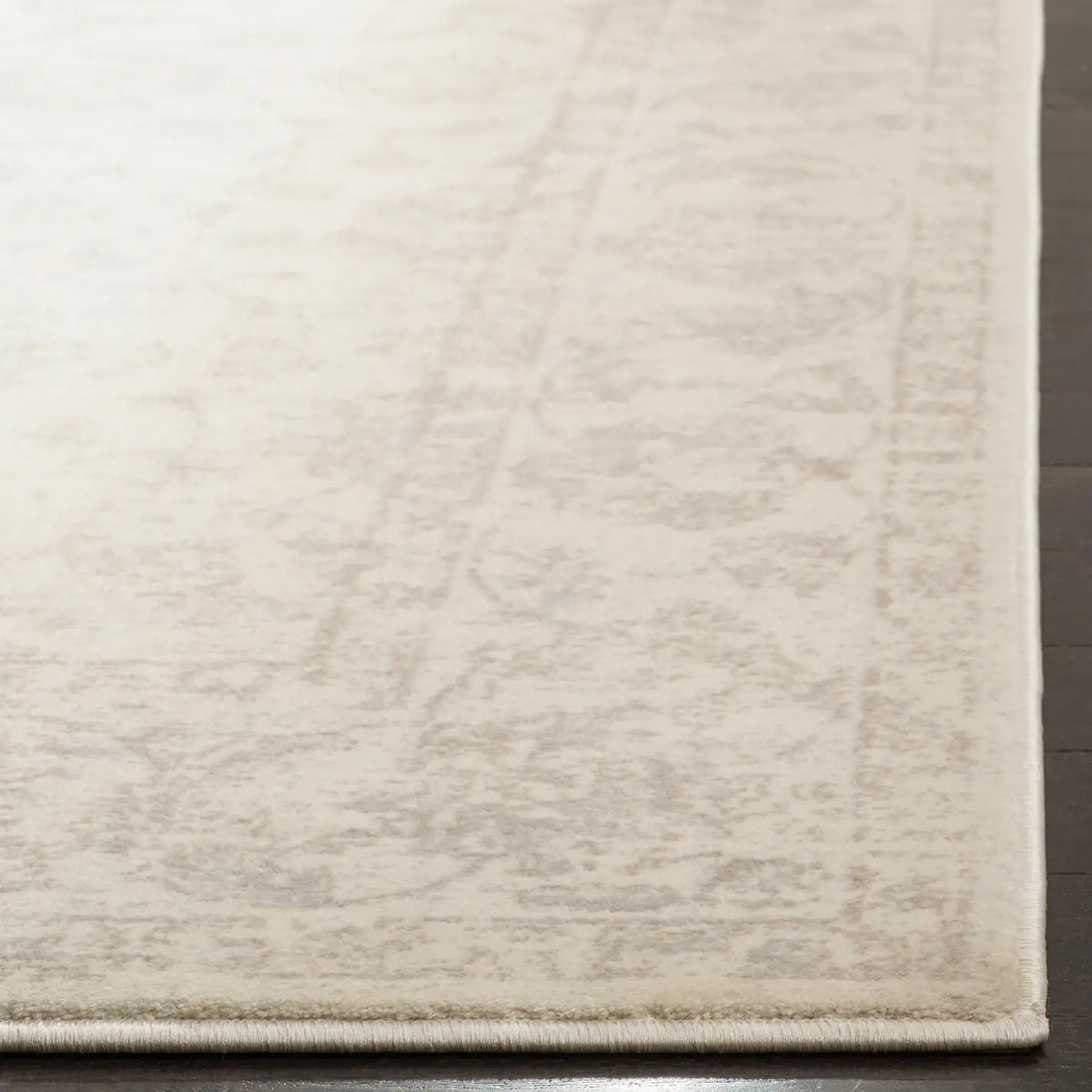 Safavieh Carnegie 5'-1" x 7'-6" Rug in Cream / Light Grey