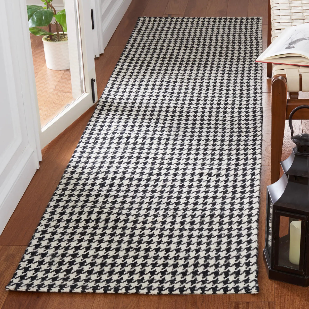 Safavieh Marbella 2'-3" x 7'-0" Rug in Black / Ivory