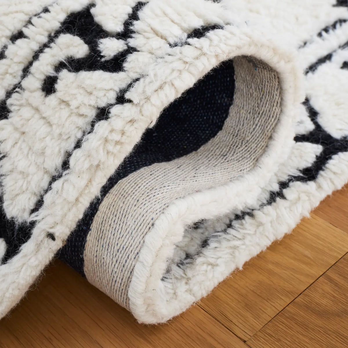 Safavieh Casablanca 4'-0" x 6'-0" Rug in Ivory / Black