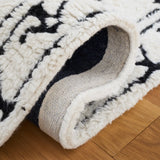 Safavieh Casablanca 4'-0" x 6'-0" Rug in Ivory / Black