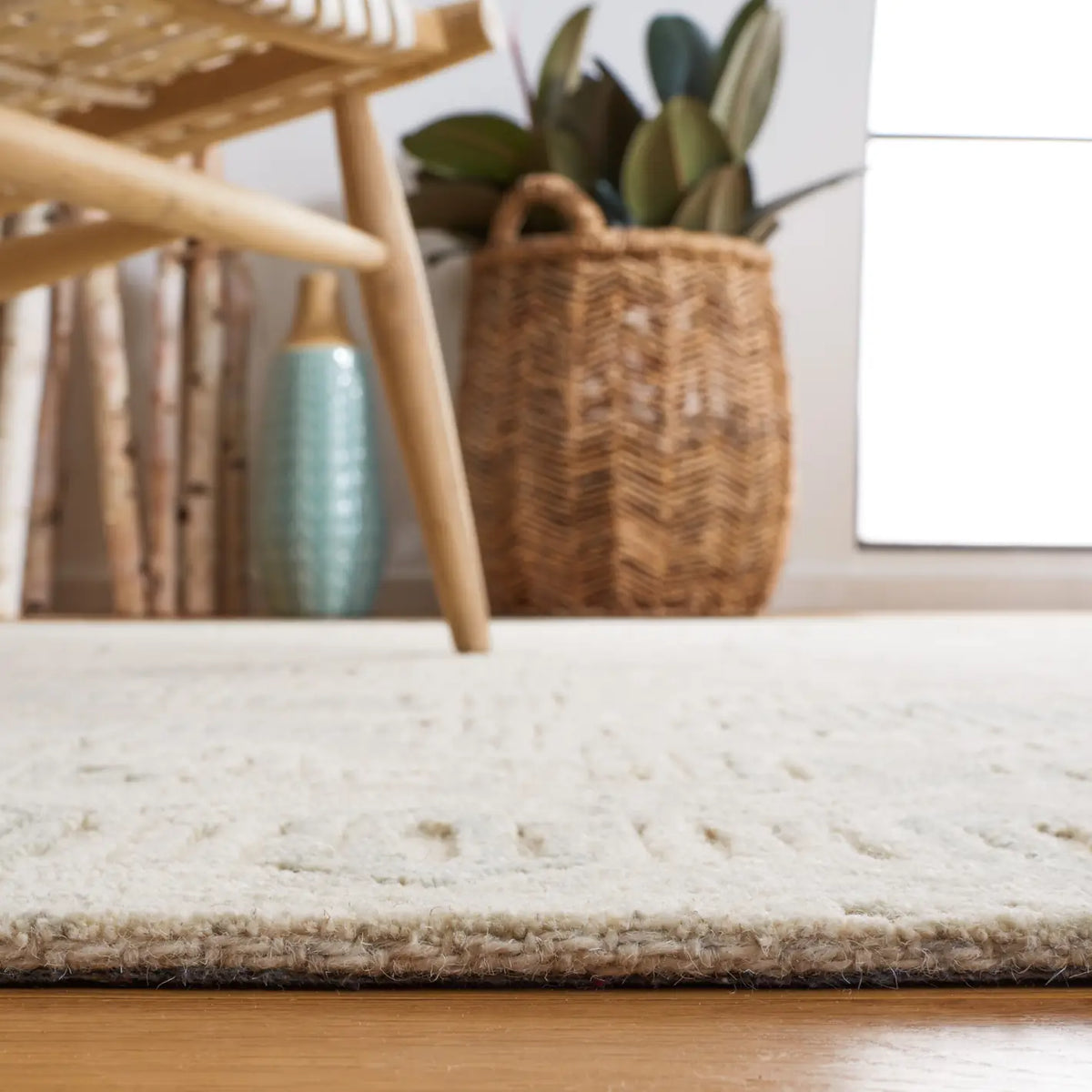 Safavieh Ikat 4'-0" x 6'-0" Rug in Ivory / Grey