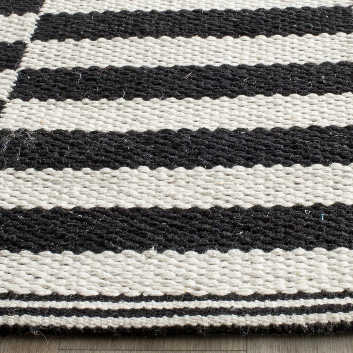 Safavieh Montauk 2'-3" x 11'-0" Rug in Ivory / Black