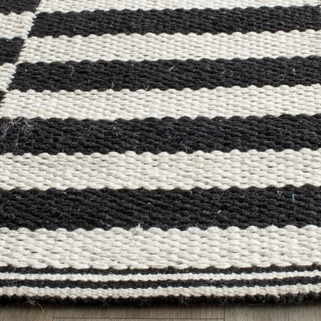 Safavieh Montauk 2'-3" x 11'-0" Rug in Ivory / Black
