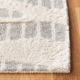 Safavieh Manhattan 4'-0" x 6'-0" Rug in Grey / Ivory