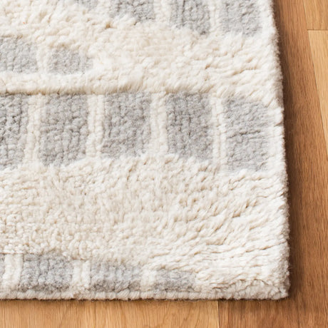 Safavieh Manhattan 4'-0" x 6'-0" Rug in Grey / Ivory