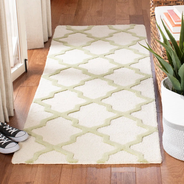 Safavieh Cambridge 2'-6" x 8'-0" Rug in Ivory / Light Green