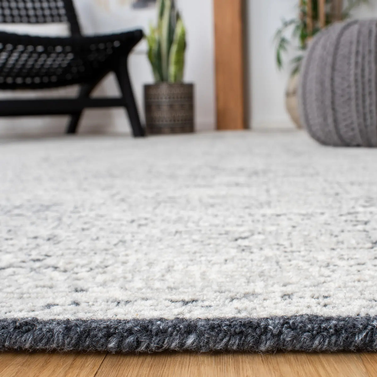 Safavieh Roslyn 4'-0" x 6'-0" Rug in Black / Ivory