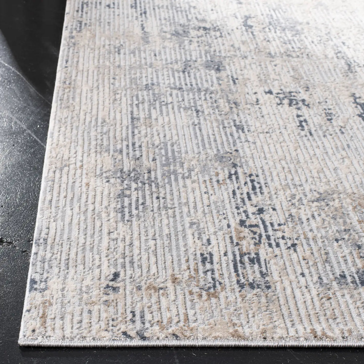 Safavieh Invista 4'-0" x 6'-0" Rug in Cream / Charcoal