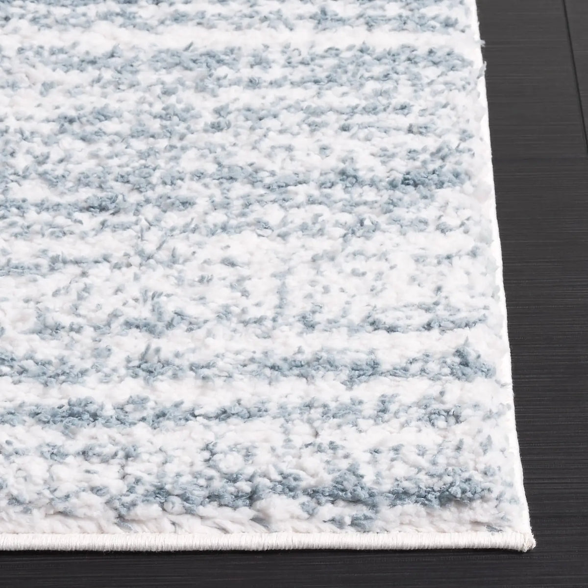 Safavieh Rumi Shag 4'-0" x 6'-0" Rug in Light Blue / Ivory