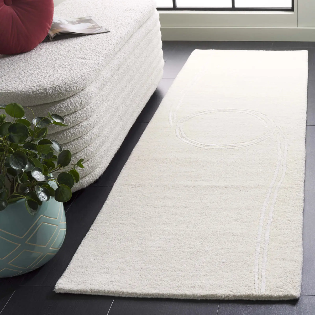 Safavieh Soho 2'-3" x 8'-0" Rug in Beige / Ivory