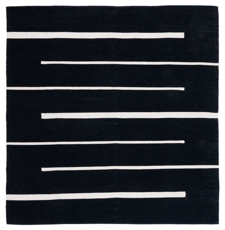 Safavieh Montauk 6'-0" x 6'-0" Rug in Black / Ivory