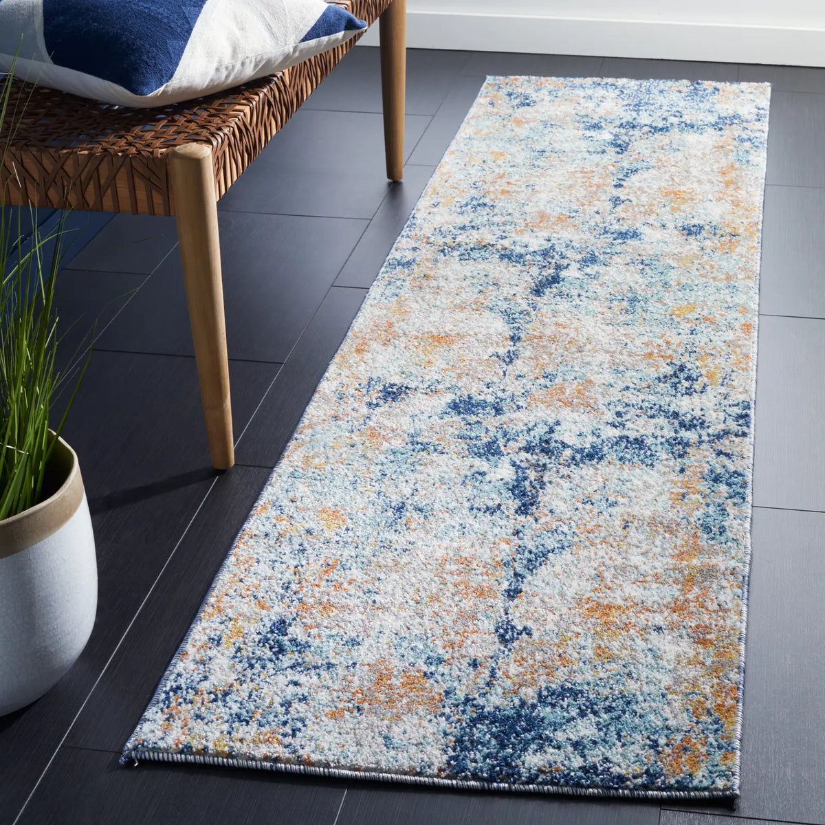 Safavieh Aston 2'-0" x 8'-0" Rug in Navy / Gold
