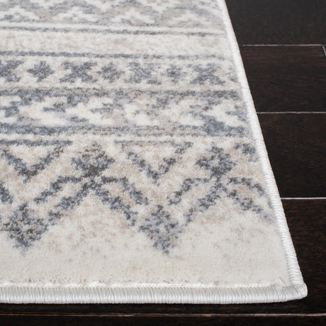 Safavieh Carnegie 4'-0" x 6'-0" Rug in Ivory / Grey