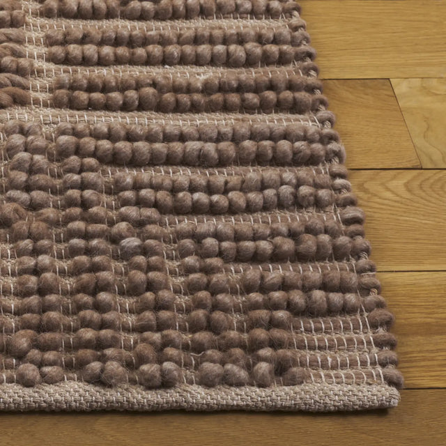 Safavieh Natura 4'-0" x 6'-0" Rug in Brown
