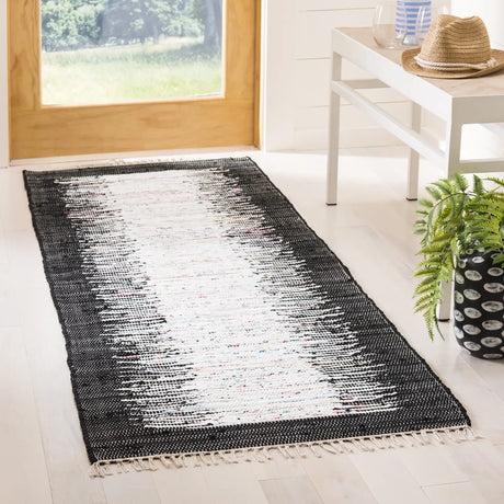Safavieh Montauk 2'-3" x 6'-0" Rug in Ivory / Black