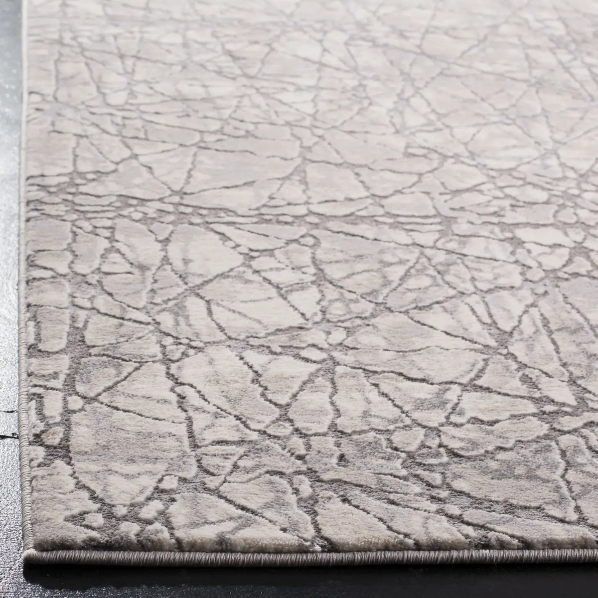 Safavieh Meadow 4'-0" x 6'-0" Rug in Beige / Grey