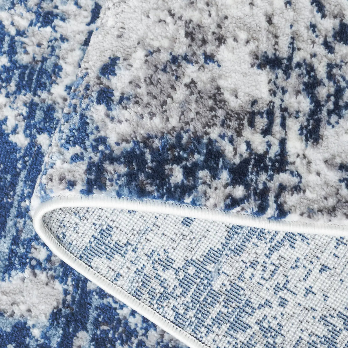 Safavieh Amelia 700 4'-0" x 6'-0" Rug in Ivory / Navy