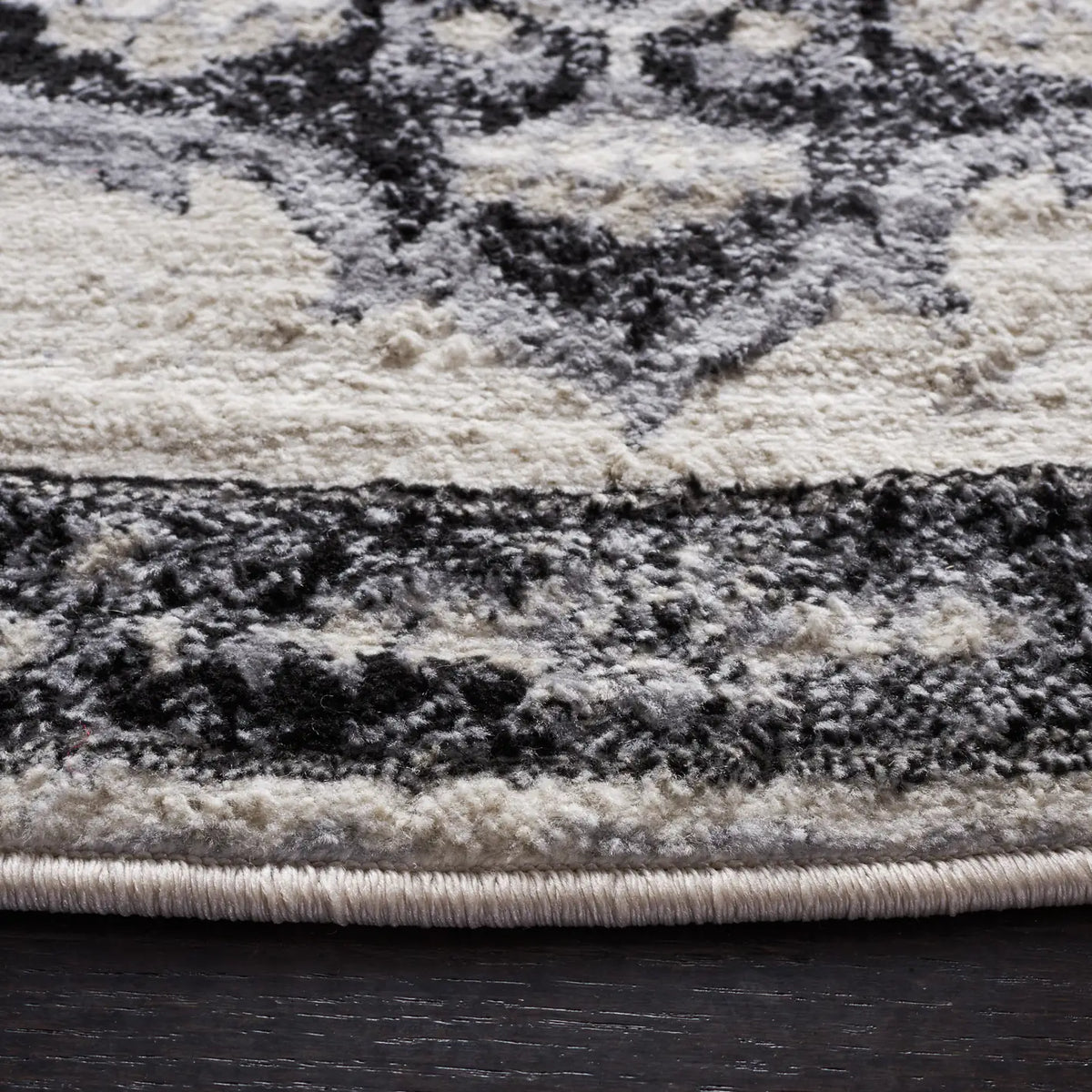 Safavieh Brentwood 6'-7" x 6'-7" Rug in Ivory / Black