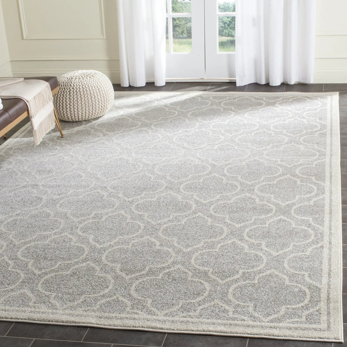 Safavieh Amherst 6'-0" x 9'-0" Rug in Light Grey / Ivory