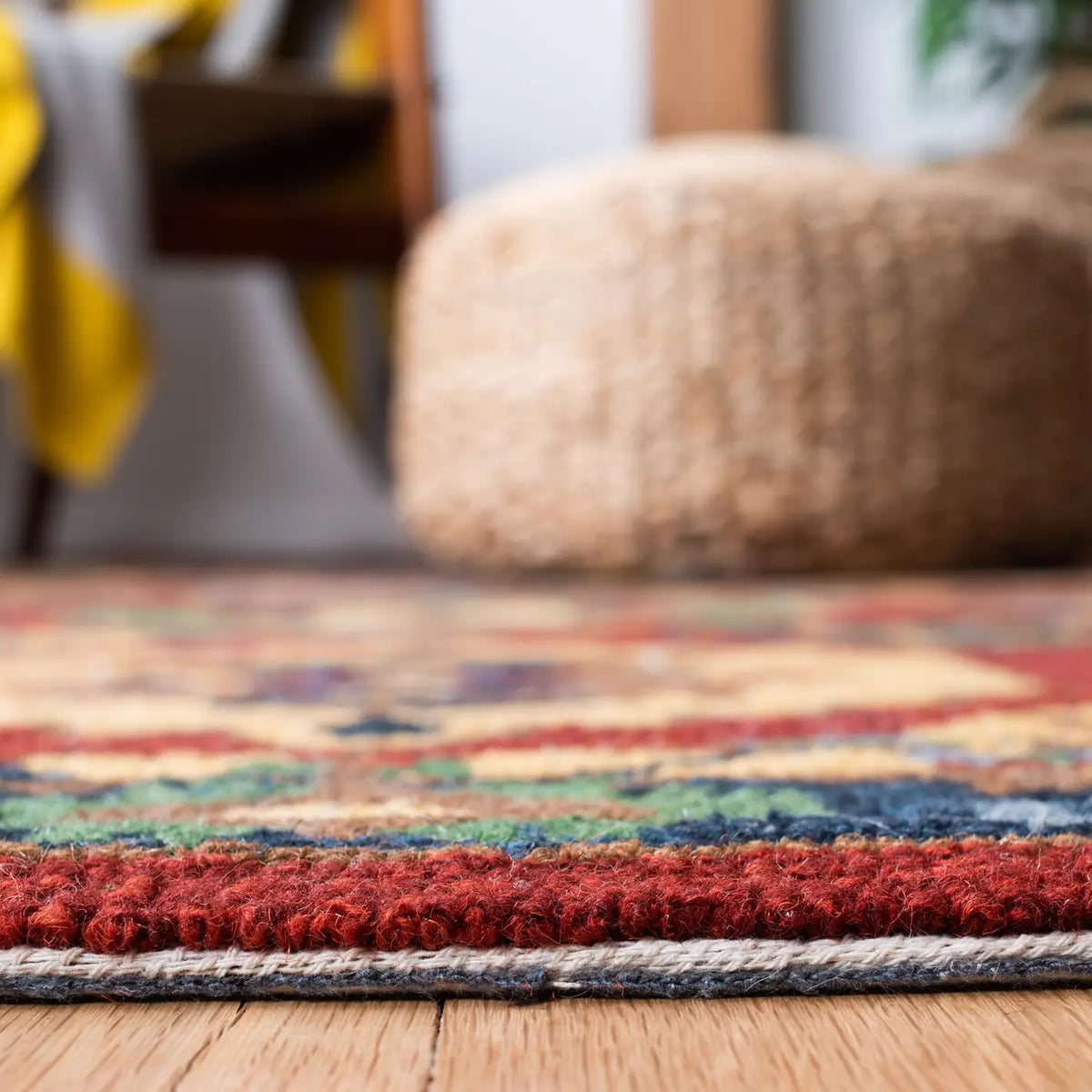 Safavieh Heritage 4'-0" x 6'-0" Rug in Red / Gold