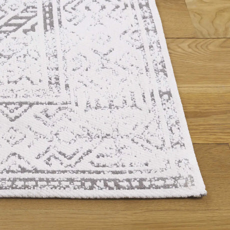 Safavieh Classic Vintage 4'-0" x 6'-0" Rug in White / Grey