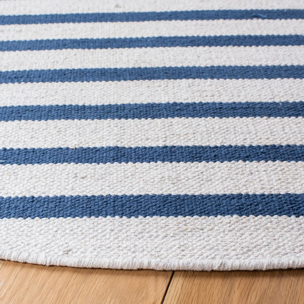 Safavieh Montauk 6'-0" x 6'-0" Rug in Ivory / Navy