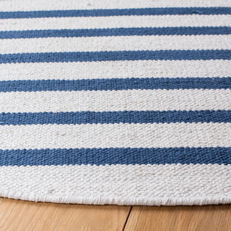 Safavieh Montauk 6'-0" x 6'-0" Rug in Ivory / Navy