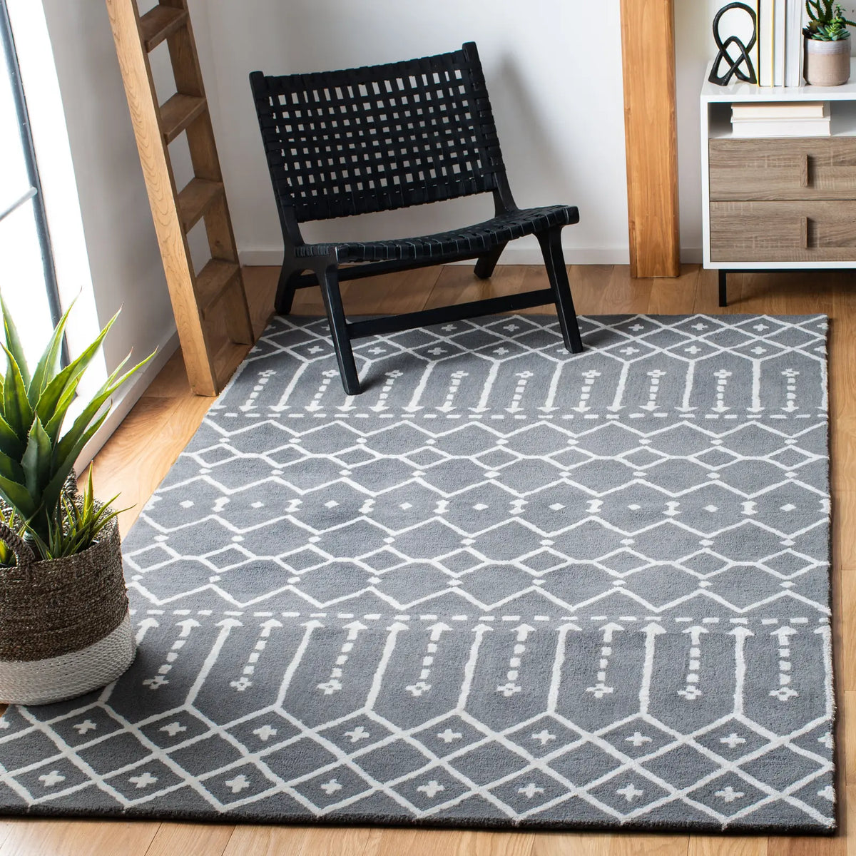 Safavieh Himalaya 4'-0" x 6'-0" Rug in Grey / Ivory