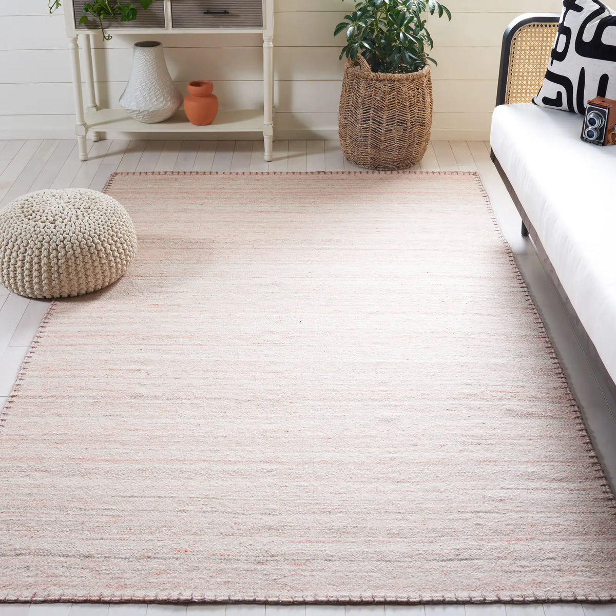 Safavieh Kilim 4'-0" x 6'-0" Rug in Light Pink