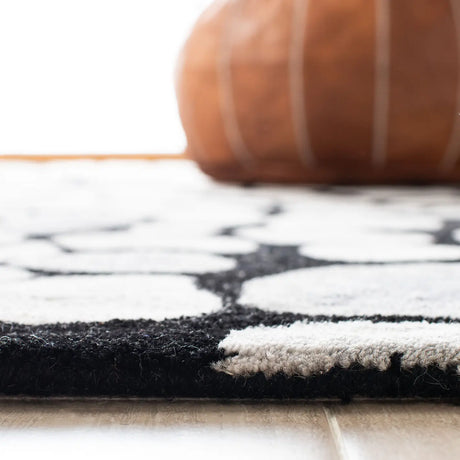 Safavieh Soho 6'-0" x 9'-0" Rug in Grey / Ivory