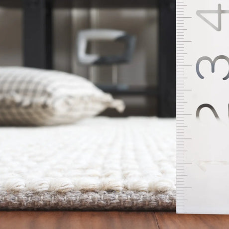 Safavieh Natura 4'-0" x 6'-0" Rug in Brown / Ivory