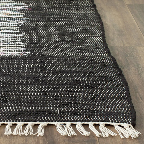 Safavieh Montauk 4'-0" x 6'-0" Rug in Ivory / Black