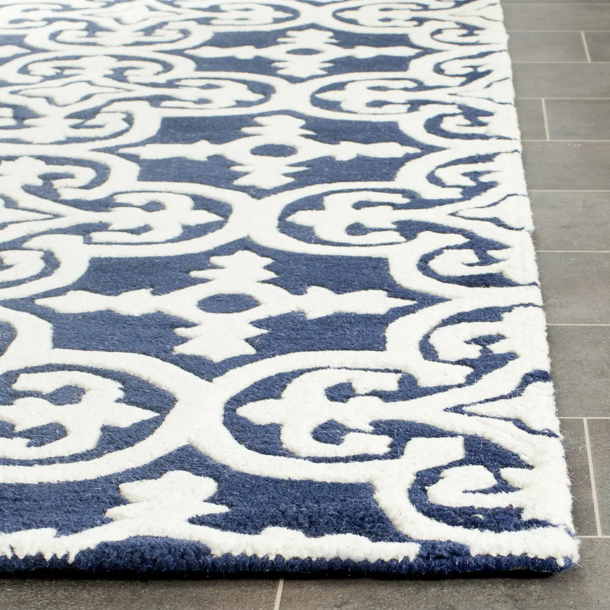 Safavieh Chatham 4'-0" x 6'-0" Rug in Dark Blue / Ivory