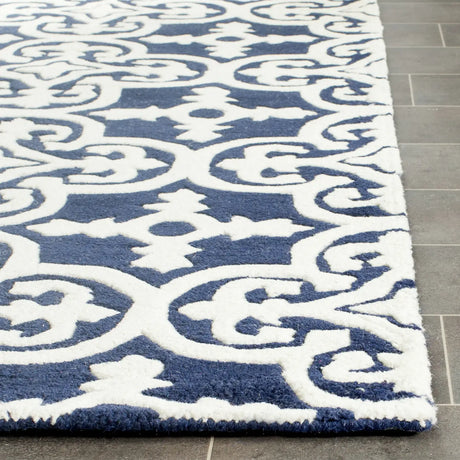 Safavieh Chatham 4'-0" x 6'-0" Rug in Dark Blue / Ivory