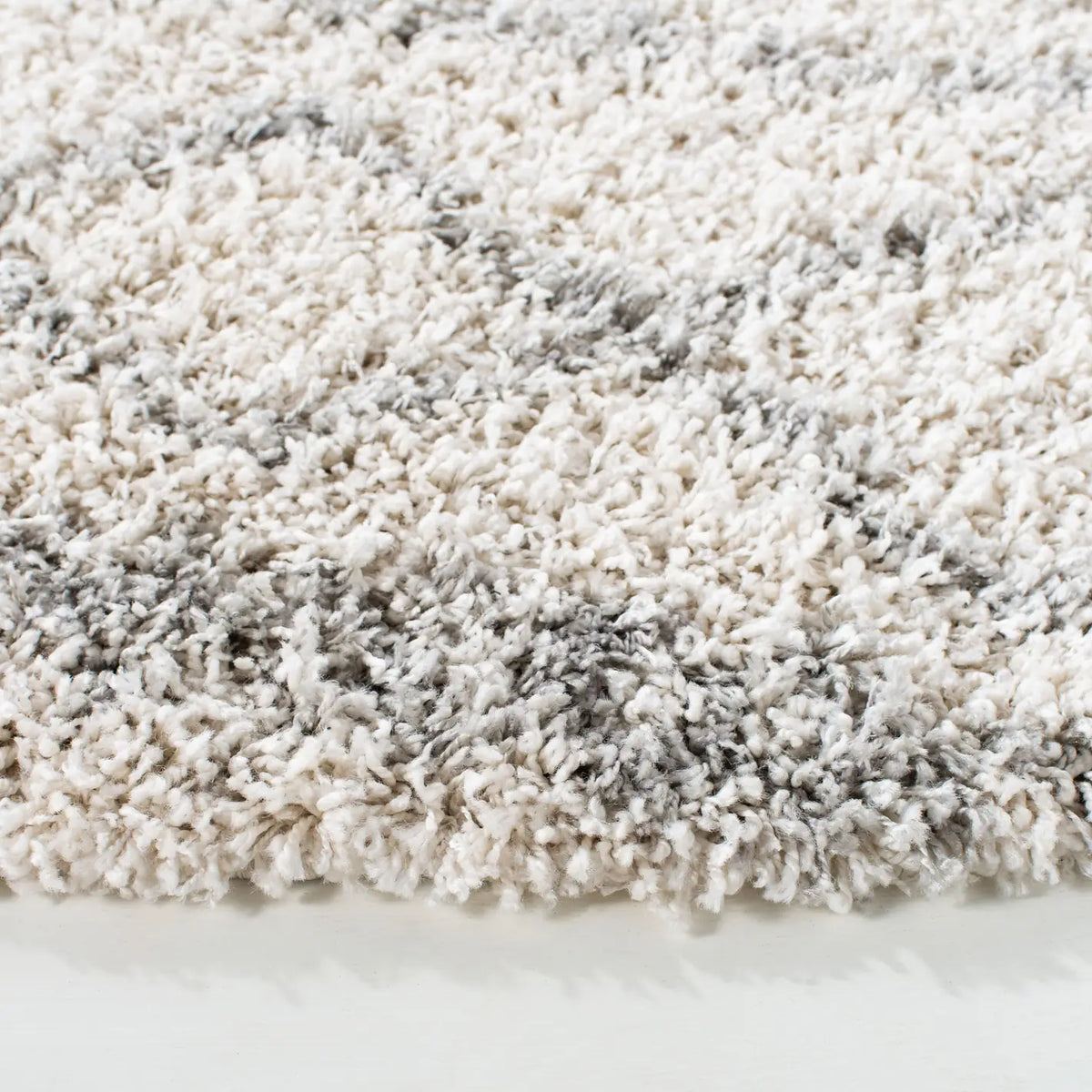 Safavieh Pro Lux Shag 400 5'-1" x 5'-1" Rug in Ivory / Light Grey