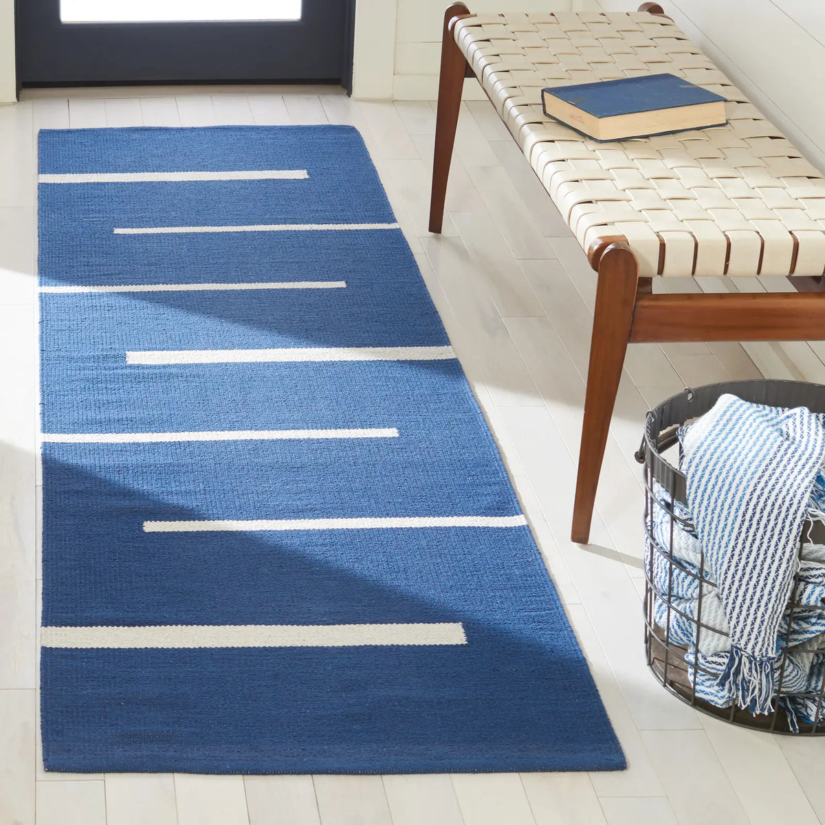 Safavieh Montauk 2'-3" x 8'-0" Rug in Navy / Ivory