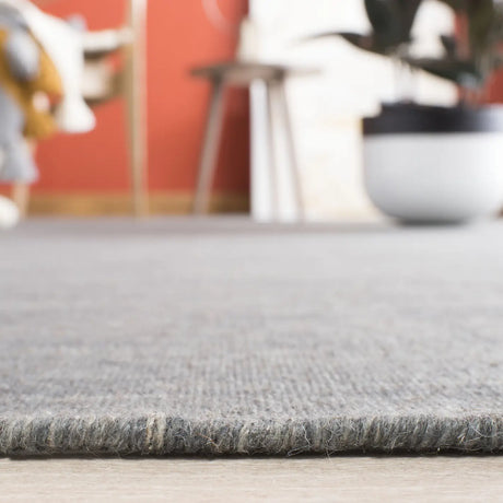 Safavieh Kilim 4'-0" x 6'-0" Rug in Grey / Silver