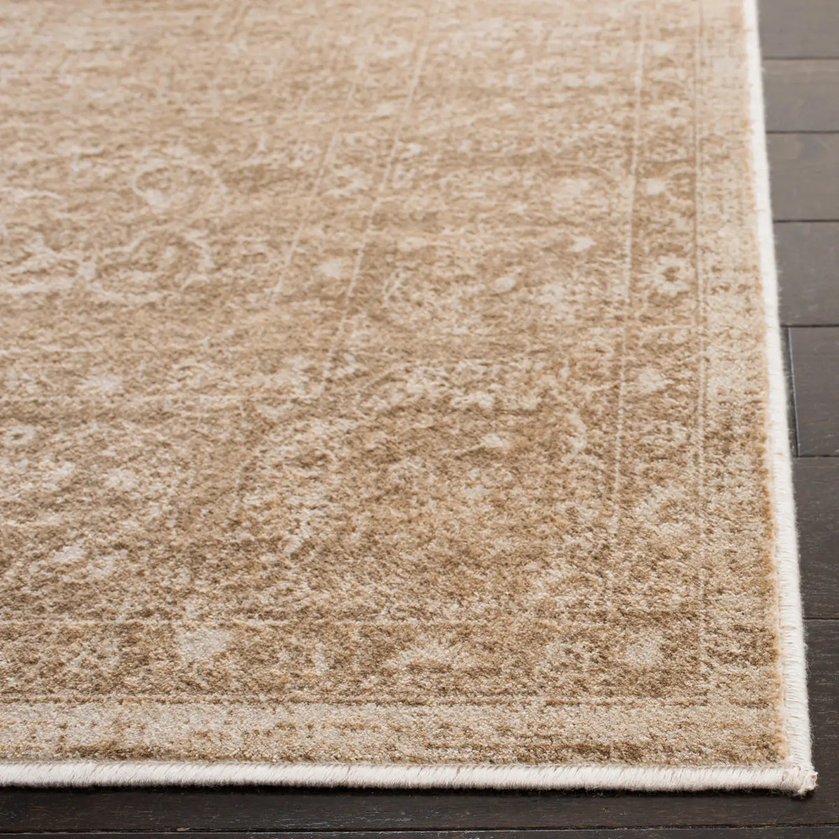 Safavieh Vintage 4'-0" x 5'-7" Rug in Creme
