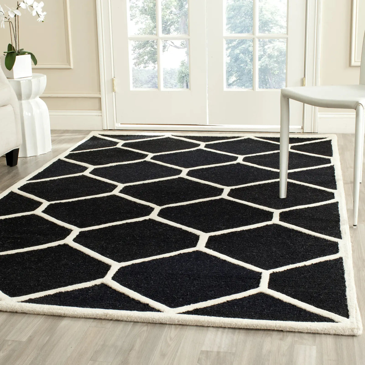 Safavieh Cambridge 4'-0" x 6'-0" Rug in Black / Ivory