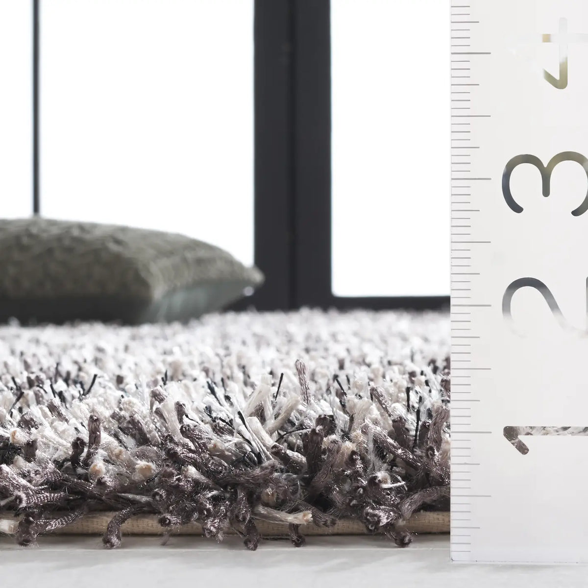 Safavieh Shag 4'-0" x 6'-0" Rug in Platinum / Ivory