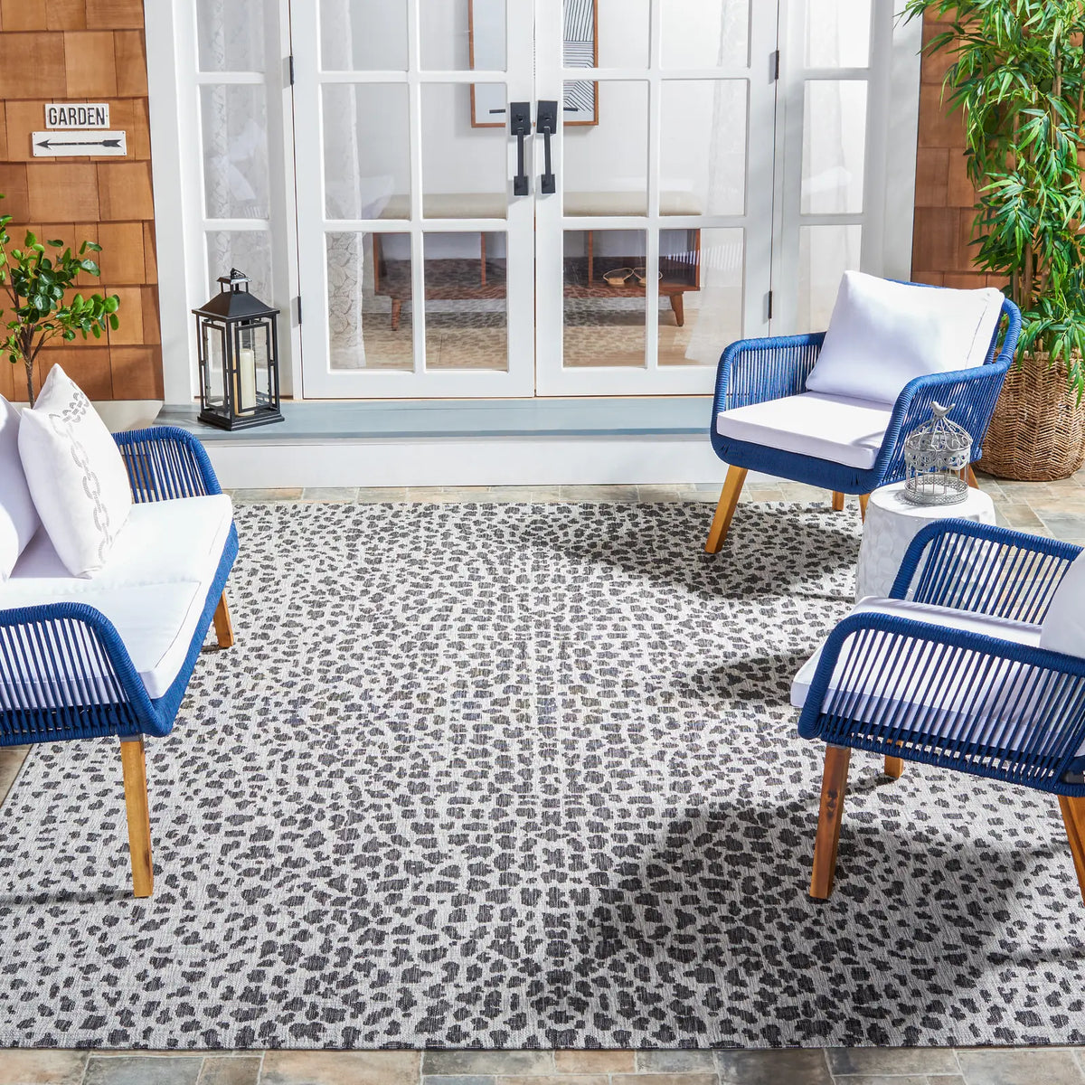 Safavieh Courtyard 10'-0" x 14'-0" Rug in Grey / Black