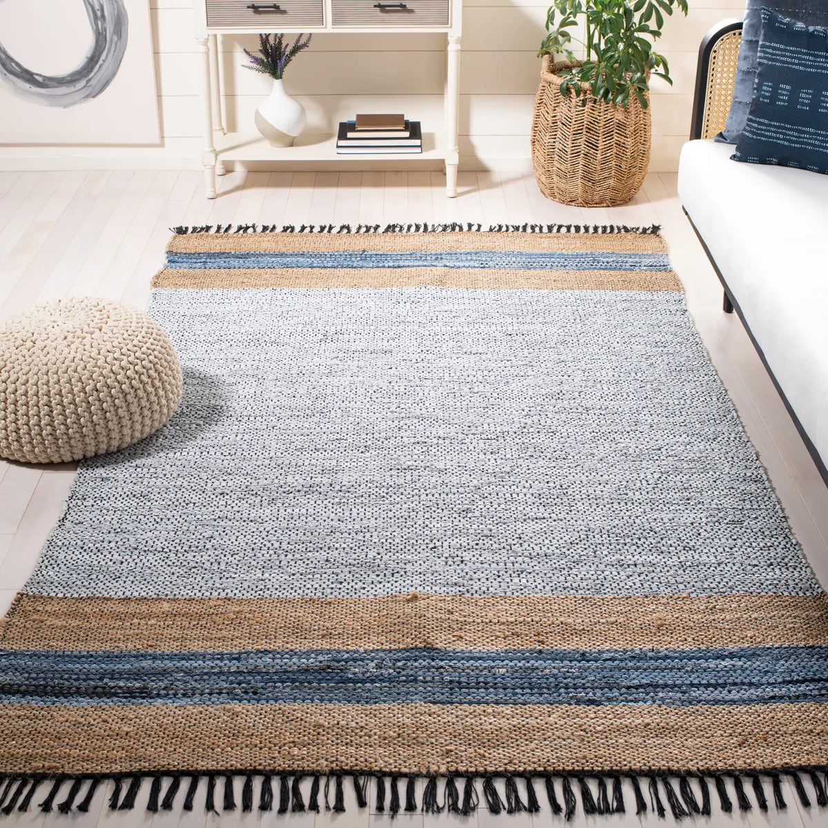 Safavieh Vintage Leather 4'-0" x 6'-0" Rug in Grey / Natural