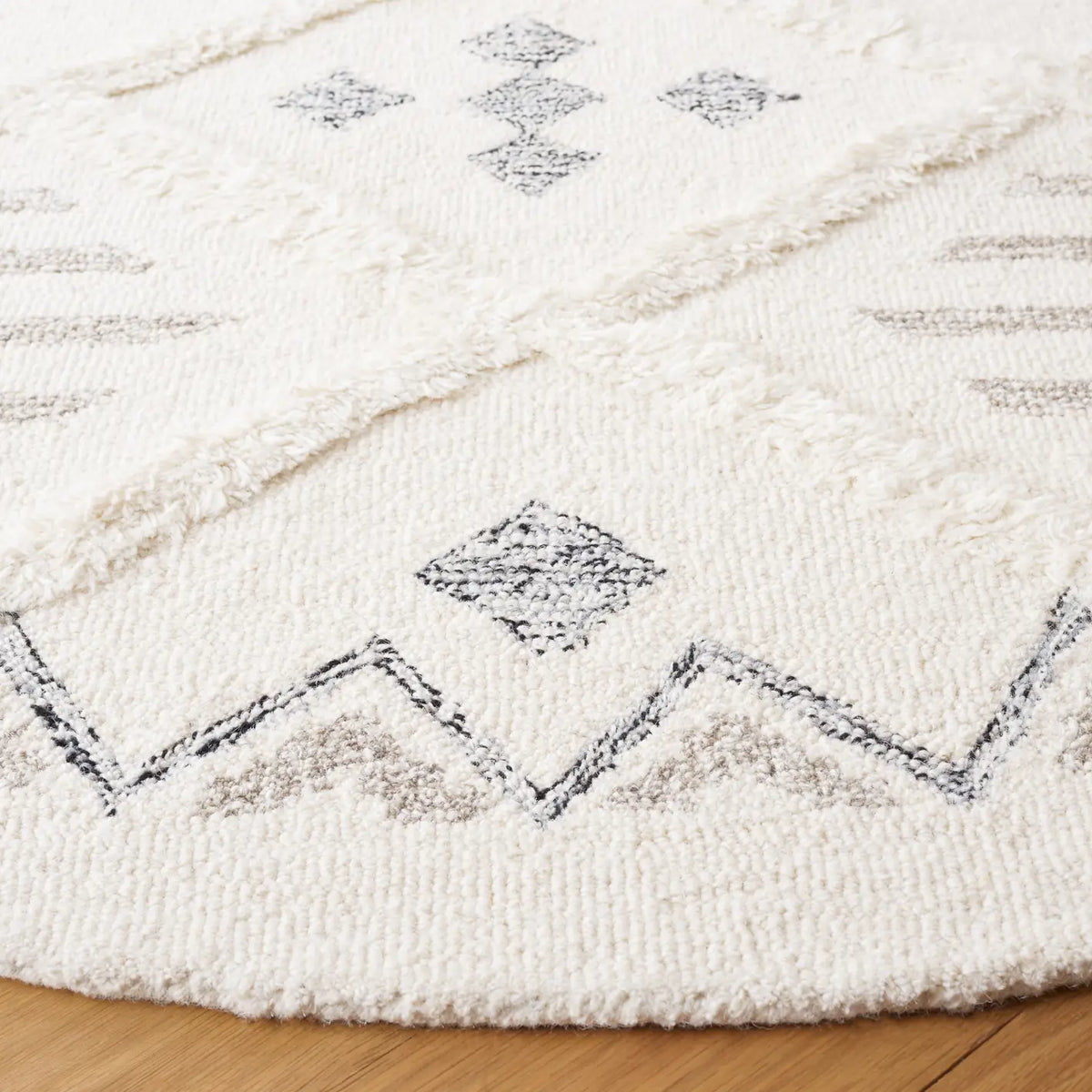 Safavieh Casablanca 6'-0" x 6'-0" Rug in Ivory / Black