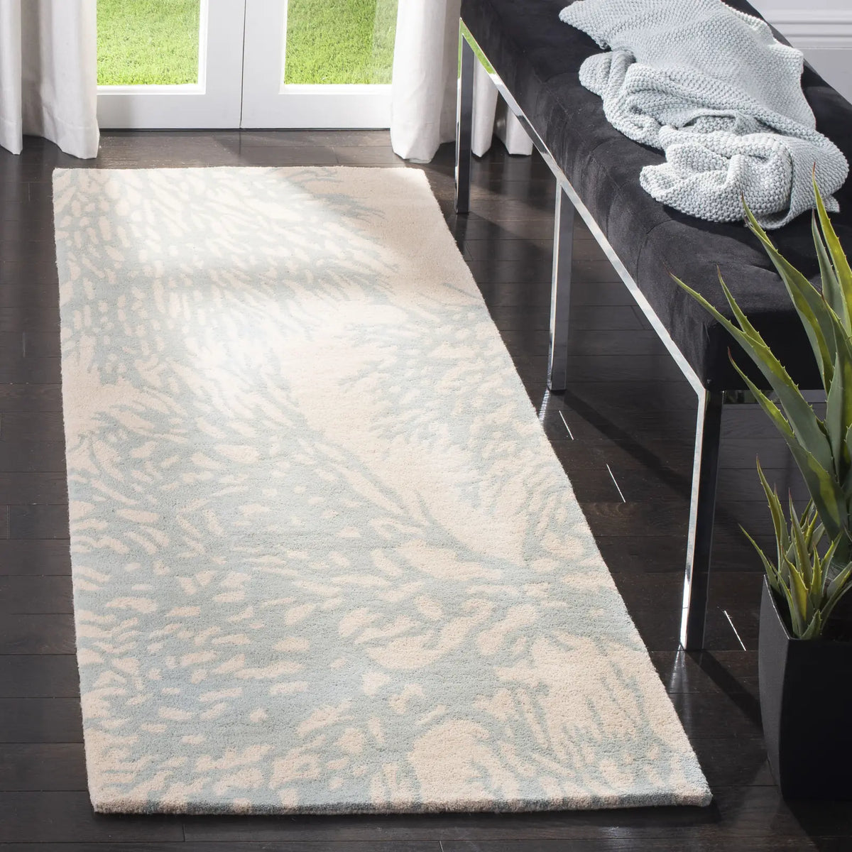 Safavieh Bella 2'-3" x 7'-0" Rug in Beige / Blue