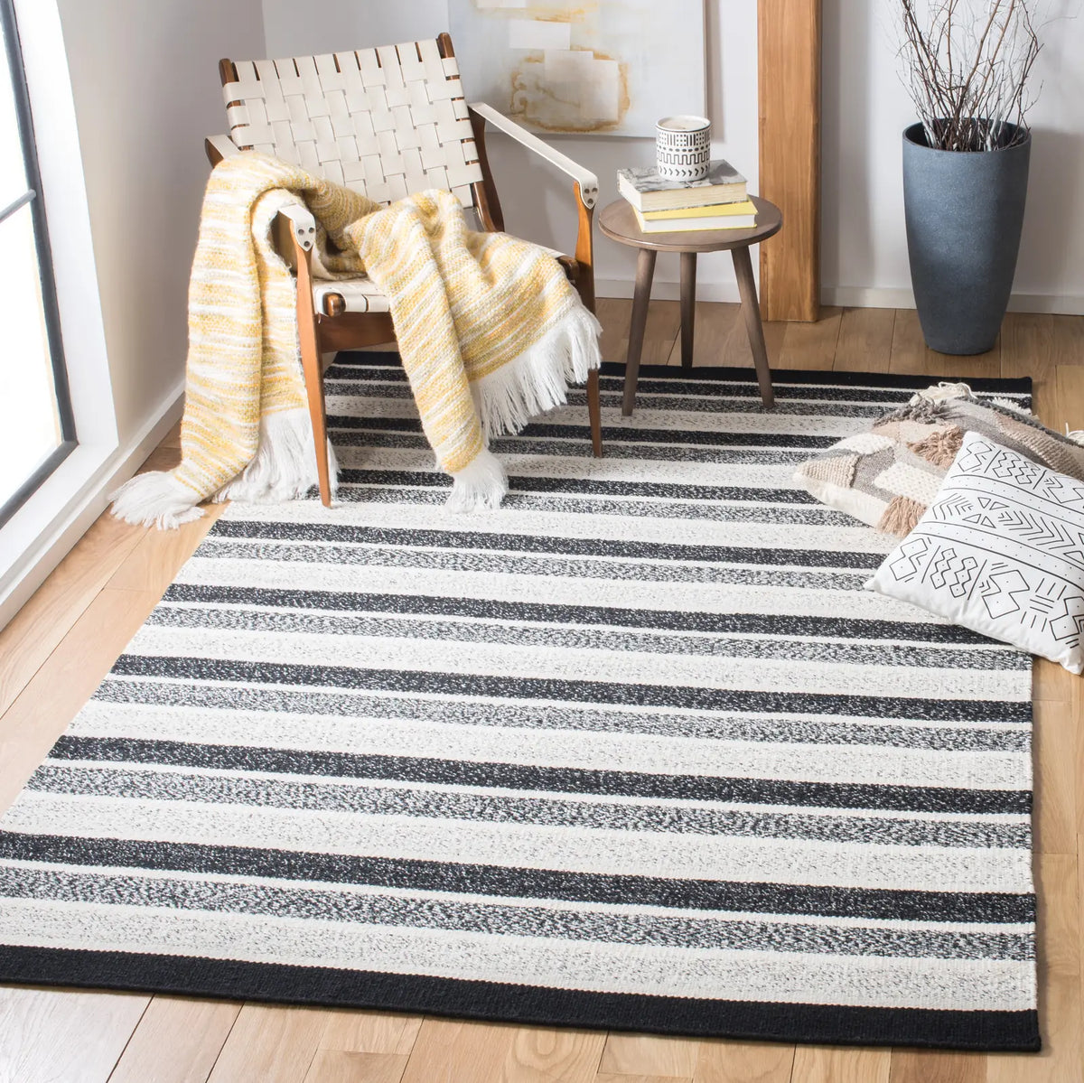 Safavieh Kilim 4'-0" x 6'-0" Rug in Black / Ivory