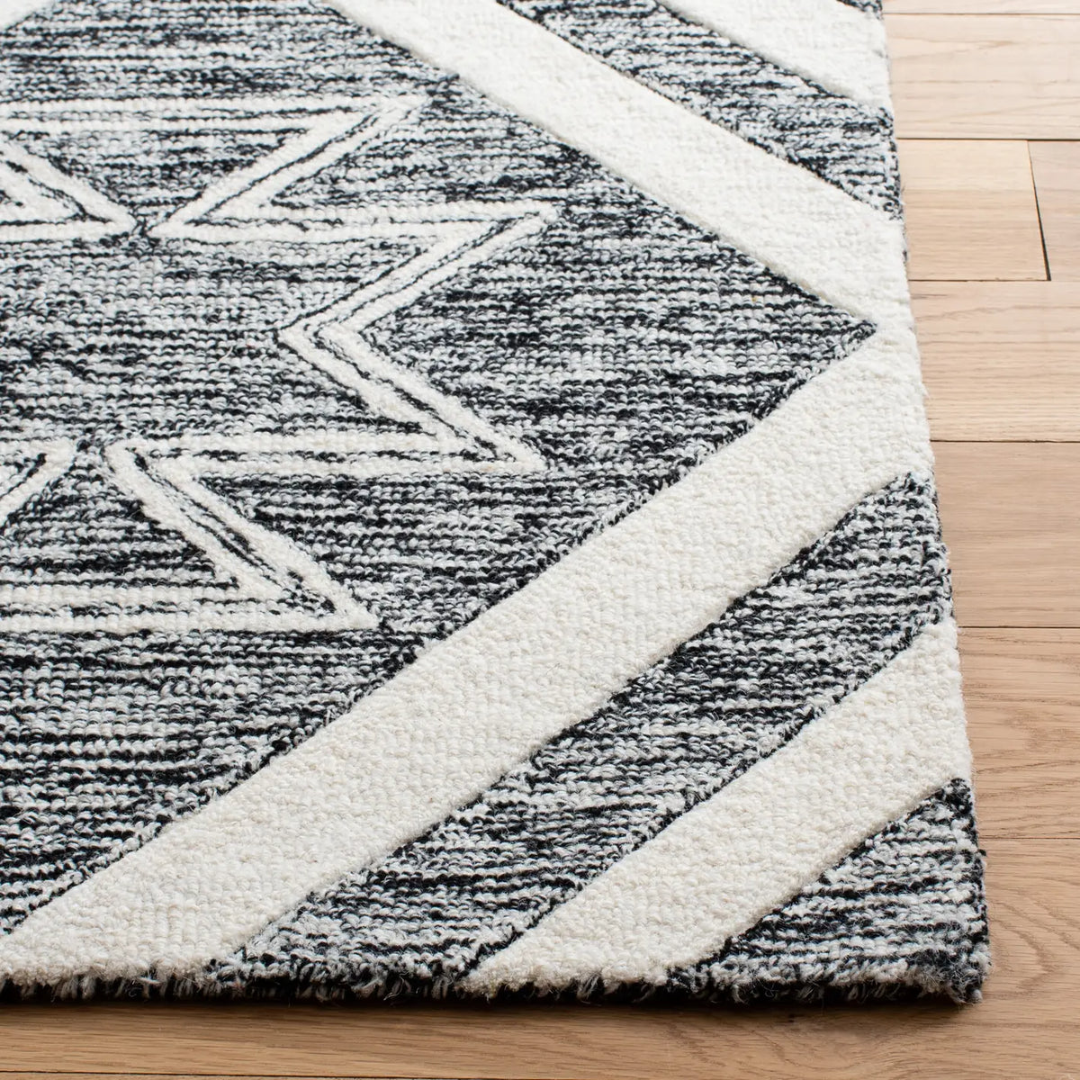 Safavieh Metro 4'-0" x 6'-0" Rug in Ivory / Black