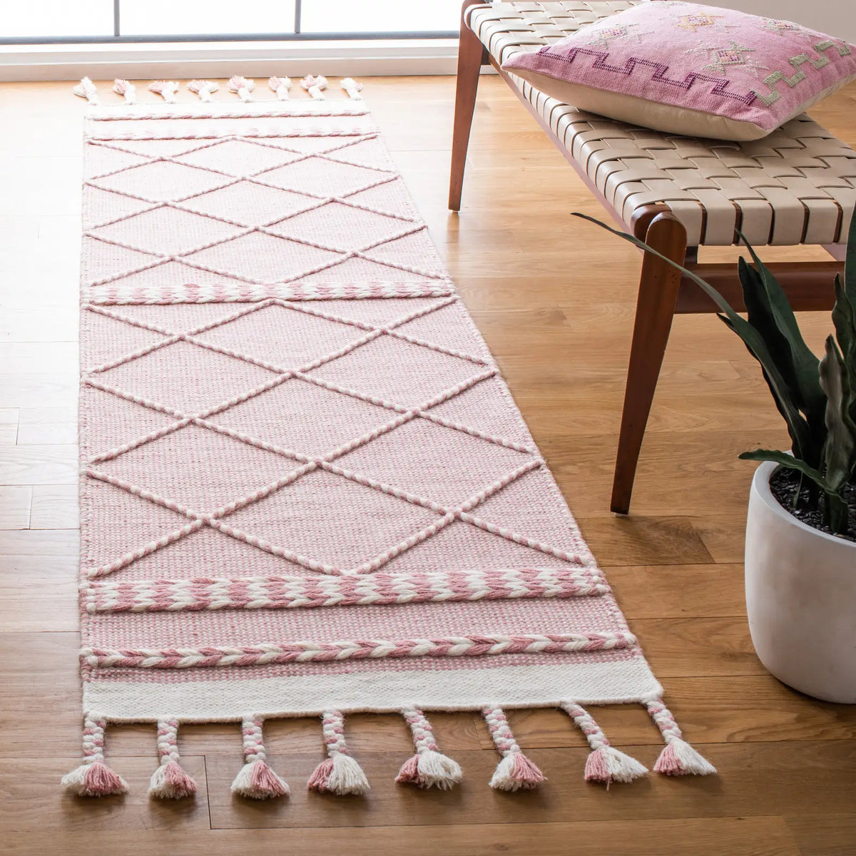 Safavieh Casablanca 2'-3" x 8'-0" Rug in Pink / Ivory