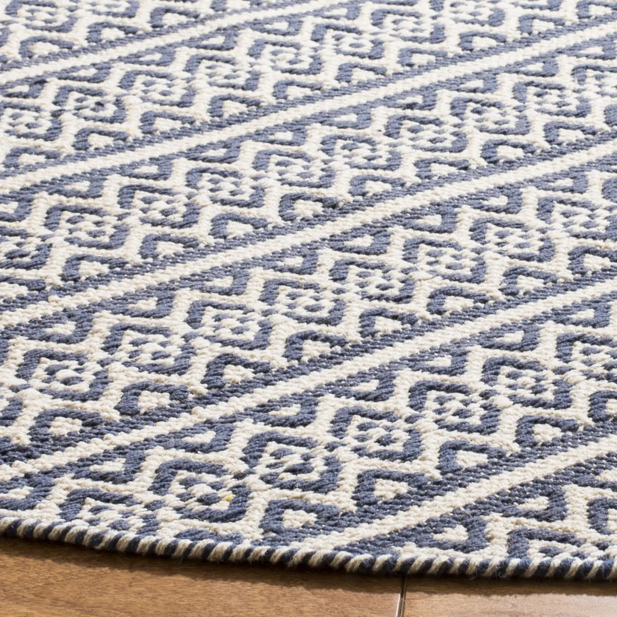 Safavieh Montauk 6'-0" x 6'-0" Rug in Ivory / Navy