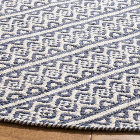 Safavieh Montauk 6'-0" x 6'-0" Rug in Ivory / Navy